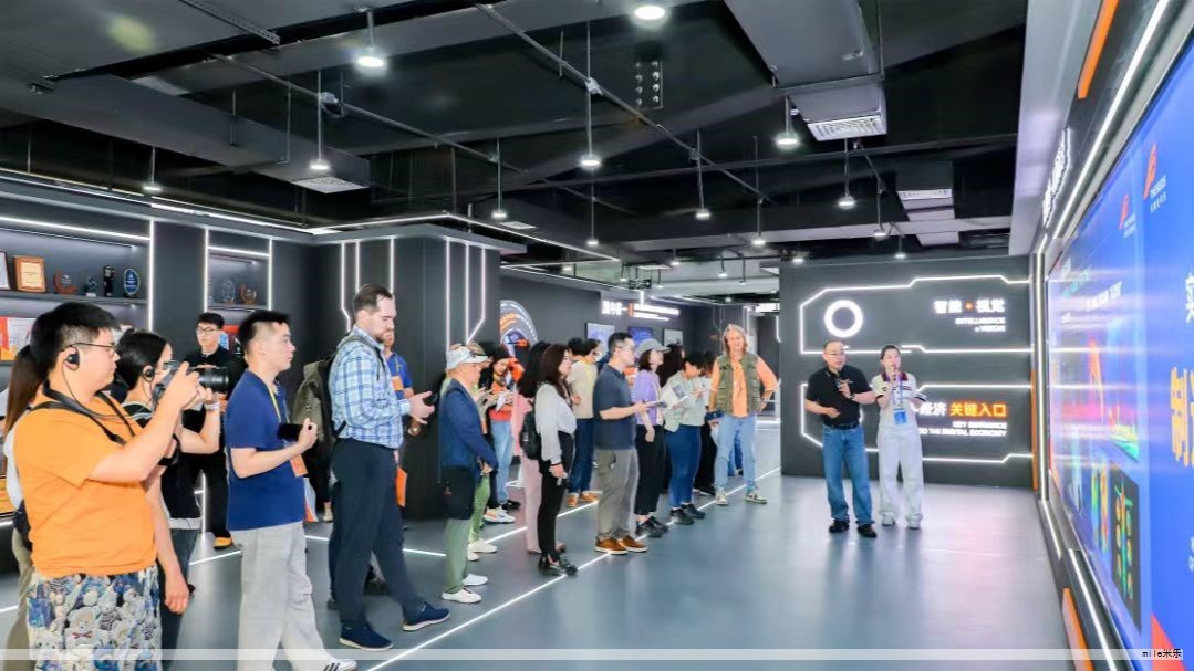 在新阶段推动人工智能新场景与新应用,促进现代产业高质量发展的背景下,一次远程协商会聚焦深化人工智能多场景应用、提升产业发展水平,围绕打造自主可控的高水平AI体系提出系统性对策。 在新阶段推动人工智能新场景与新应用,促进现代产业高质量发展的背景下,一次远程协商会聚焦深化人工智能多场景应用、提升产业发展水平,围绕打造自主可控的高水平AI体系提出系统性对策。