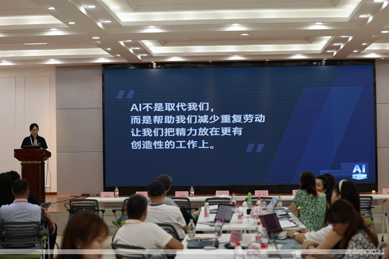 随着数字化进入到实战阶段,企业上云已成为常态,AI、大数据、云计算与物联网的深度融合成为时代的基础设施。疫情也在推动千行百业加速数字化进程;在此背景下,互联网行业与传统企业在转型路径、技术选型和组织变革方面面临新的挑战与机遇。杭州作为互联网诞生地,行业发展趋势备受关注。为此,华为云与相关媒体在浙江开展了CXO层面的思享交流,聚集了华为云技术专家、行业分析师以及多家互联网企业的高管,共同探讨行业新趋势与热点话题。 随着数字化进入到实战阶段,企业上云已成为常态,AI、大数据、云计算与物联网的深度融合成为时代的基础设施。疫情也在推动千行百业加速数字化进程;在此背景下,互联网行业与传统企业在转型路径、技术选型和组织变革方面面临新的挑战与机遇。杭州作为互联网诞生地,行业发展趋势备受关注。为此,华为云与相关媒体在浙江开展了CXO层面的思享交流,聚集了华为云技术专家、行业分析师以及多家互联网企业的高管,共同探讨行业新趋势与热点话题。