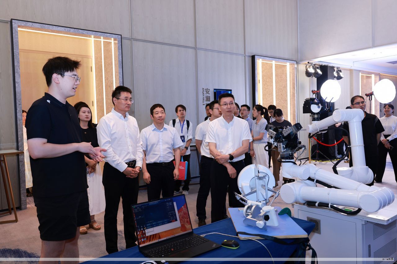 国内科技巨头正在加速推进大模型生态,随着生态成熟,云计算服务将迎来结构性变革,传统的非智能化企业也会面临转型压力。生成式大模型成为行业关注的核心,其背后推动的是底层基础设施、上层应用开发范式以及数据治理能力的全面提升。 国内科技巨头正在加速推进大模型生态,随着生态成熟,云计算服务将迎来结构性变革,传统的非智能化企业也会面临转型压力。生成式大模型成为行业关注的核心,其背后推动的是底层基础设施、上层应用开发范式以及数据治理能力的全面提升。