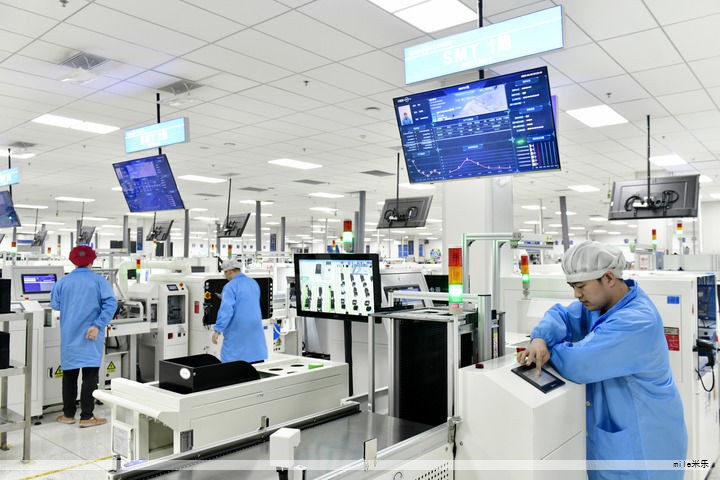 南宁市在“数智应急”建设现场会上宣布上线“AI+安全生产”智能应用系统,成为广西首个上线该系统的城市,开启以数据要素、人工智能与数智应急协同的应急管理新模式。该系统以科技赋能安全生产,推动从“人海战术”向“智能预警”转变,结合当地产业特点,融合人工智能与大数据等核心技术,通过“AI视觉识别”“AI风险监测预警”等功能,覆盖矿山、危化、工贸、建筑等重点领域,帮助行业主管部门和企业提升监测与预警能力,提升风险处置效率。 南宁市在“数智应急”建设现场会上宣布上线“AI+安全生产”智能应用系统,成为广西首个上线该系统的城市,开启以数据要素、人工智能与数智应急协同的应急管理新模式。该系统以科技赋能安全生产,推动从“人海战术”向“智能预警”转变,结合当地产业特点,融合人工智能与大数据等核心技术,通过“AI视觉识别”“AI风险监测预警”等功能,覆盖矿山、危化、工贸、建筑等重点领域,帮助行业主管部门和企业提升监测与预警能力,提升风险处置效率。