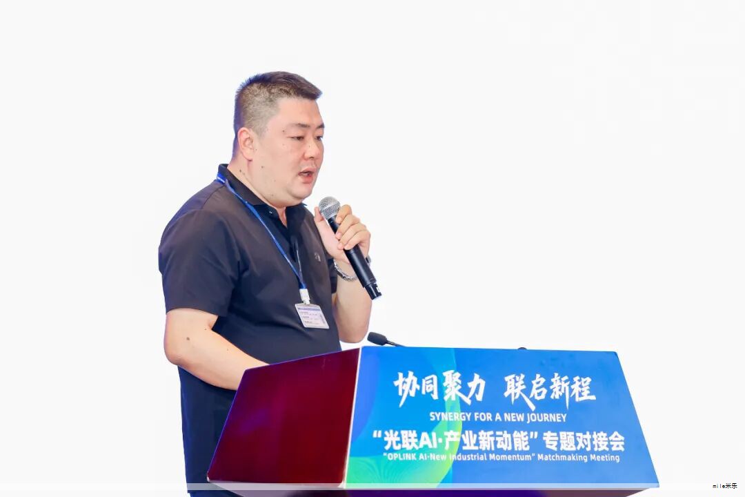 AI 技术的快速发展带来新的机遇与挑战，本文结合相关专家分享，聚焦如何把人工智能应用到云计算和数据库系统上，以提升性能、可靠性与可扩展性。核心内容包括 AI 与分布式系统的协同、在大规模分布式任务上的优化、数据库系统的智能化提升、以及大模型训练在云环境中的技术挑战与解决思路，最后给出发展方向与实践要点。