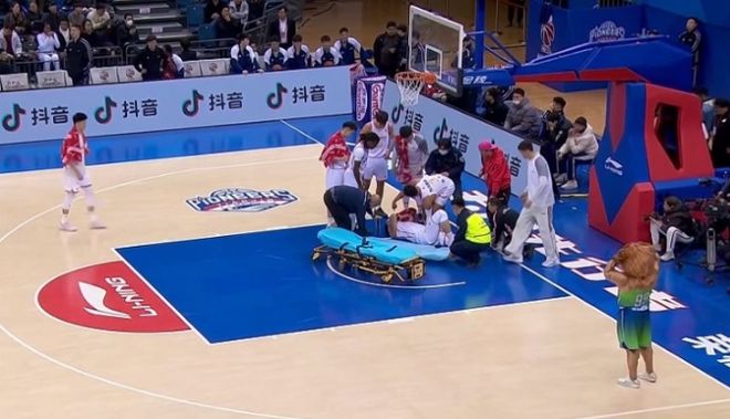 18岁深圳小将CBA生涯首秀即重伤退赛