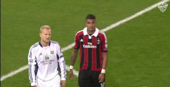 2004德甲布特进球后汉克中圈吊射破门：经典时刻