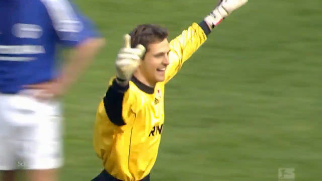 2004德甲布特进球后汉克中圈吊射破门：经典时刻