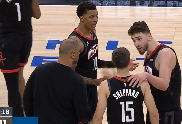 火箭客场不敌公牛 乌度卡临场指挥失误致败