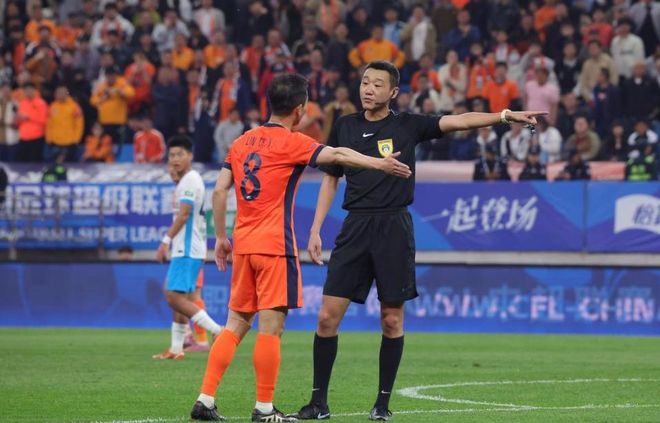 青岛德比0-0战平 裁判争议成焦点
