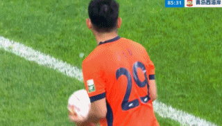 青岛德比0-0战平 裁判争议成焦点