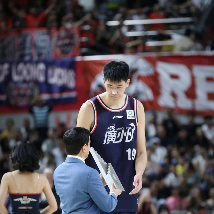 22岁中国内线新星徐昕赴美试训引NBA热捧