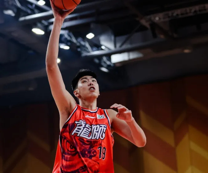 22岁中国内线新星徐昕赴美试训引NBA热捧