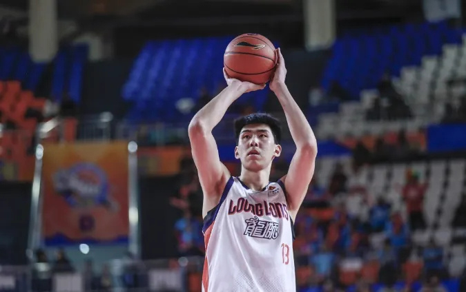22岁中国内线新星徐昕赴美试训引NBA热捧