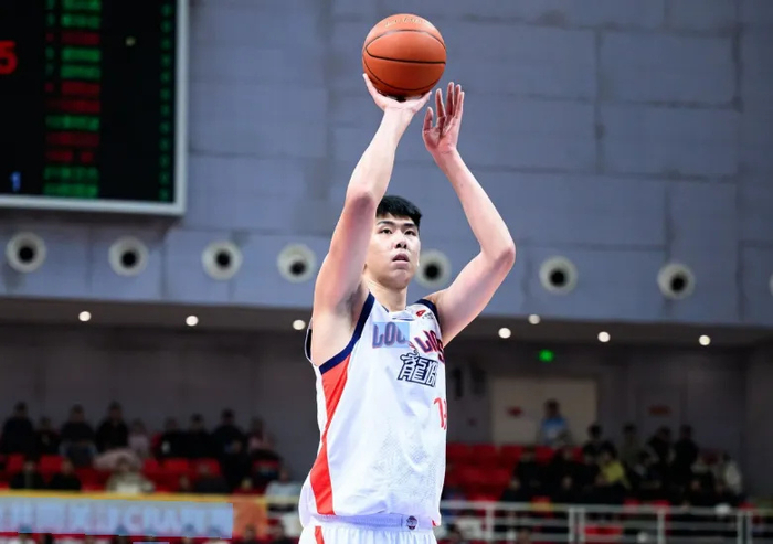 22岁中国内线新星徐昕赴美试训引NBA热捧